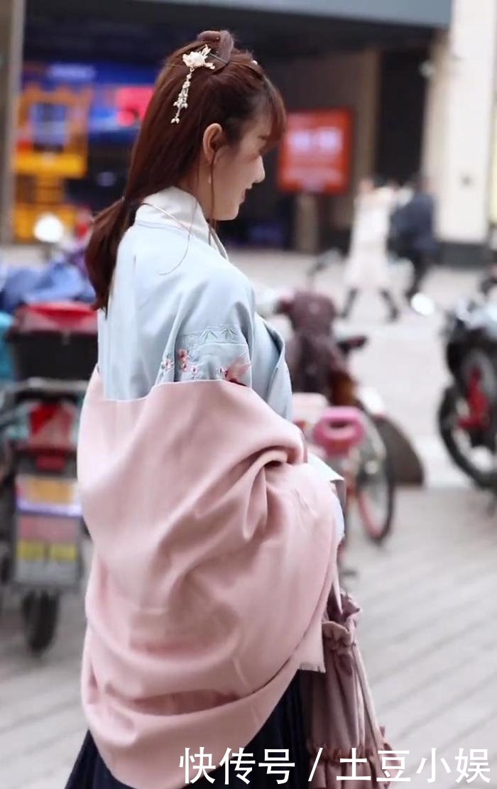 「女人味」街拍:一身汉服打扮,清纯中带着几分女人味,绽放十足的魅力