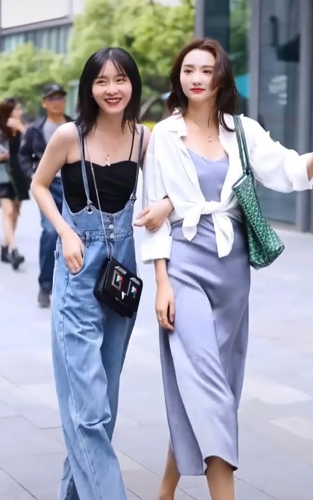  闺蜜@好闺蜜逛街购物比美，一个像夏季，一个像秋季，网友：成人才没选！