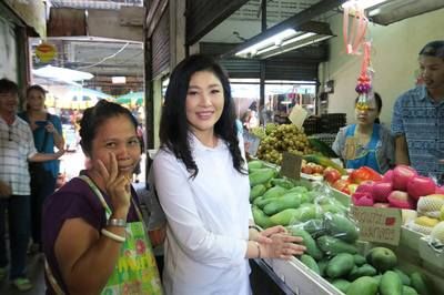 51岁泰国总理英拉:短发尽显美丽清纯，最后一张会场与人玩自拍!