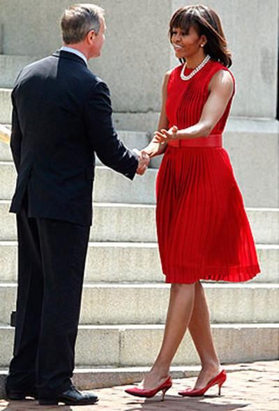 第一夫人穿红裙:西班牙王后微卷马尾少女样，65岁法国夫人热情!