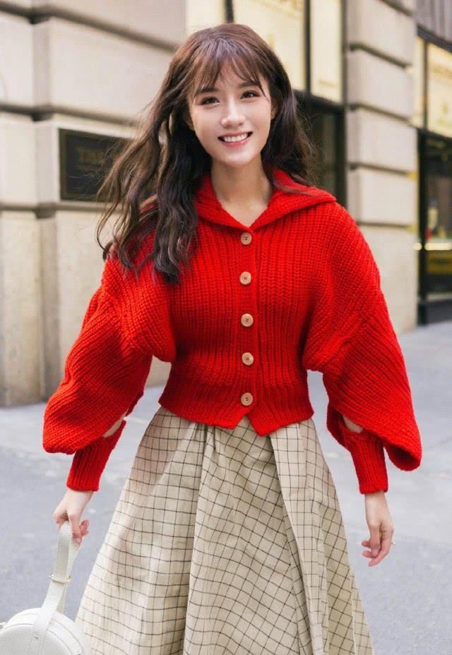 『感十足』她被《创造101》淘汰，今穿拼接皮衣绑双马尾，秒变摩登小萝莉