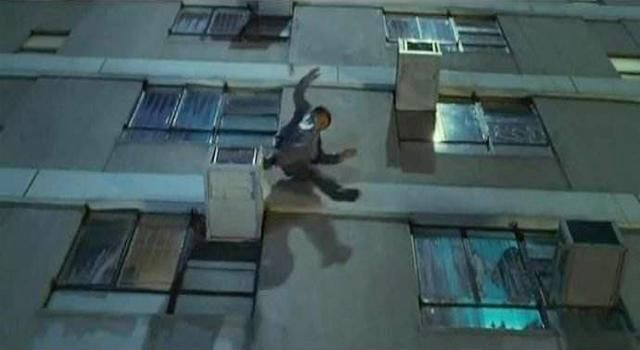 成龙20楼跳滑,杨幂翻滚下滑,电影危险瞬间,他悬