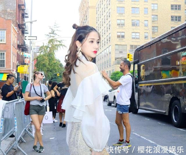 中俄混血女星蓝燕近照，穿紧身裙的腿又白又长，身材好的让人嫉妒