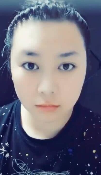 微胖的可爱女孩超爱化妆,化妆之后的样子怎么像鬼一样?