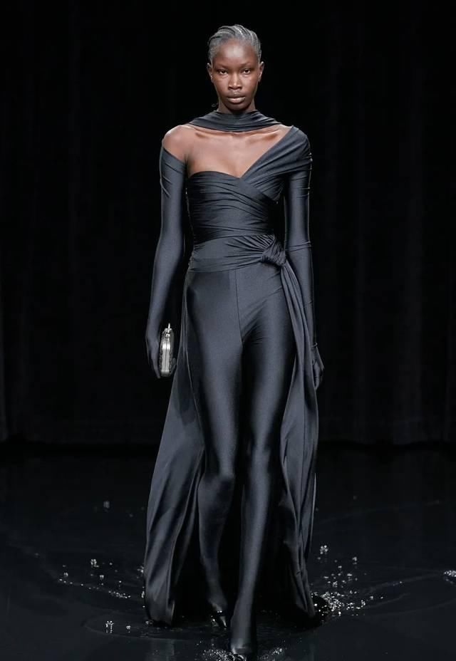  「水上」“黑色”包裹的灵魂?：巴黎世家Balenciaga的水上发布会