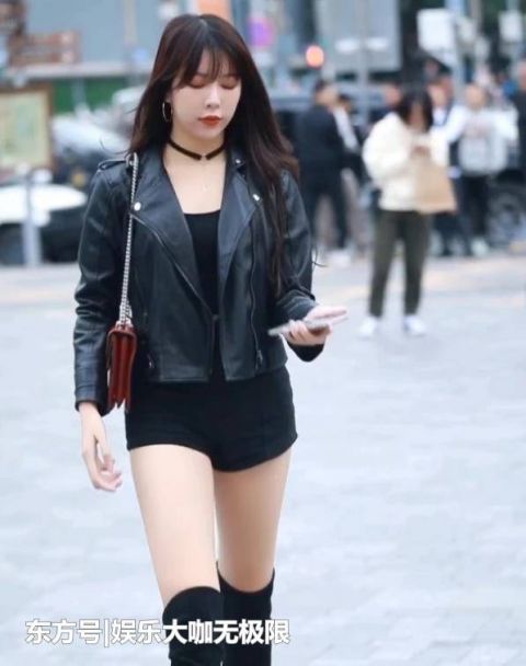  [碎花]街拍：青春靓丽的美女，一件白色背心配碎花短裙，十分迷人