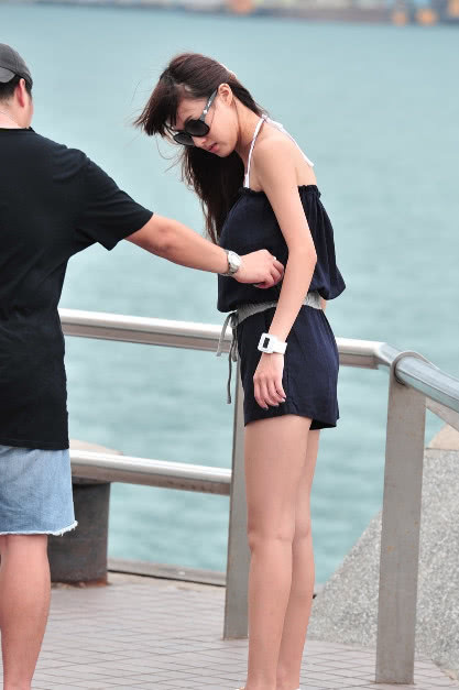 俏皮小姐姐一些黑衣尽显完美身材,网友:就是这小飞机有点尴尬