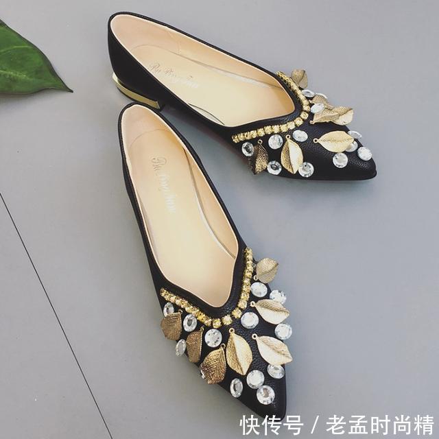  『白鞋』怪不得姐姐丢掉小白鞋，原来今年流行尖头单鞋，果然好穿还时髦