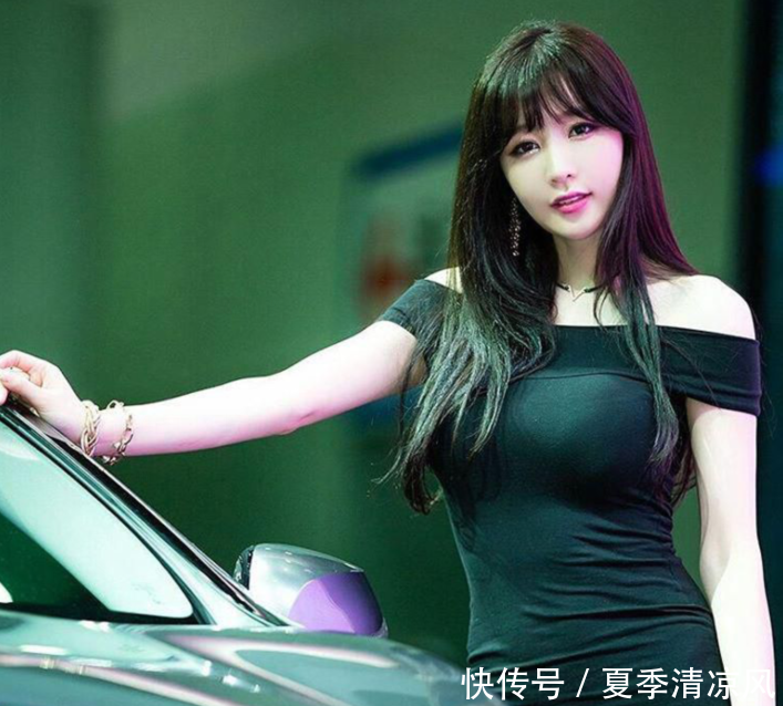 街拍：清爽干练长腿的小姐姐，凹凸身材,穿出不一样的潮流！