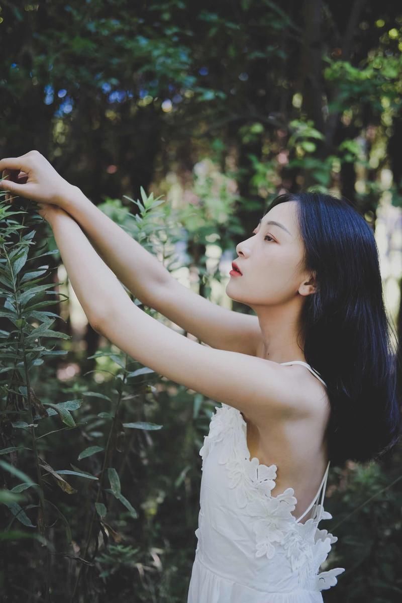 性感美女吊带露背裙诱人写真图片