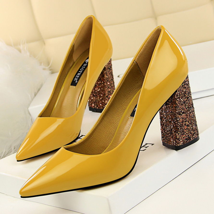 这样的高跟鞋太有特色了，就连男人看了都目不转睛