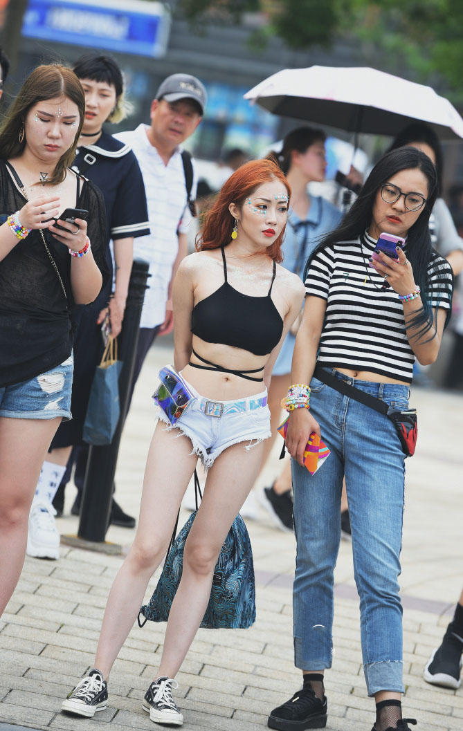 好闺蜜去约会穿着性感火辣，小吊带超短裤大长腿。