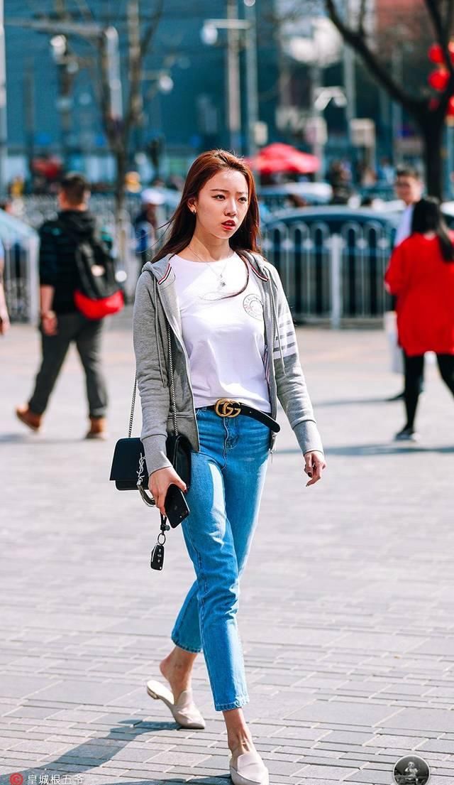  「以让自己」街拍：没有哪个女人不爱美，春天已经来临，我们的穿搭也在变换