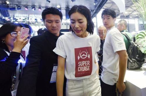 刘雯素颜被拍，网友：这和化妆没差别啊！