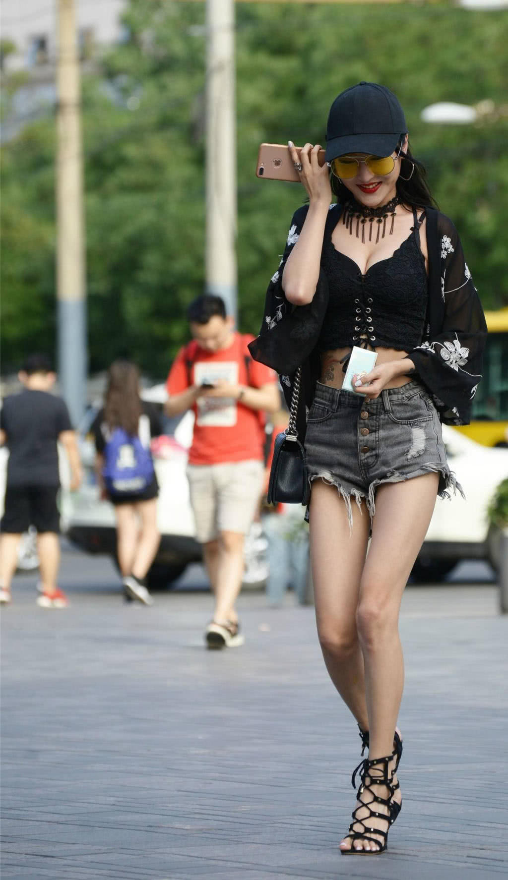 时尚小姐姐黑色紧身吊带裹出饱满丰腴身材，牛仔短裤随性搭配尽显