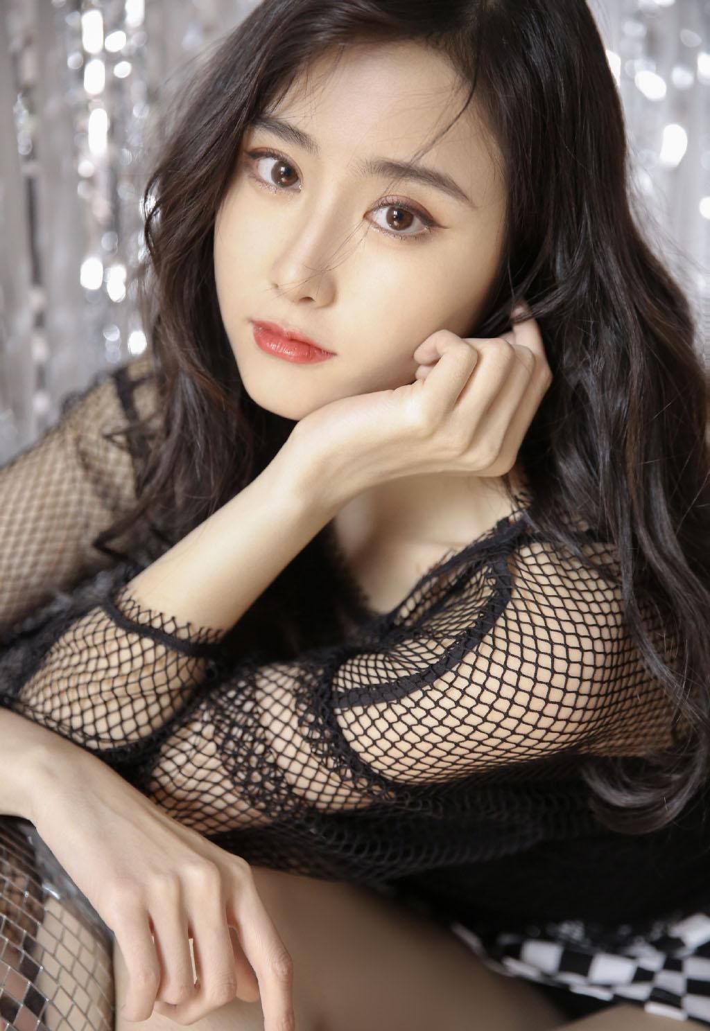 妖娆美女黑丝镂空衫性感美腿写真