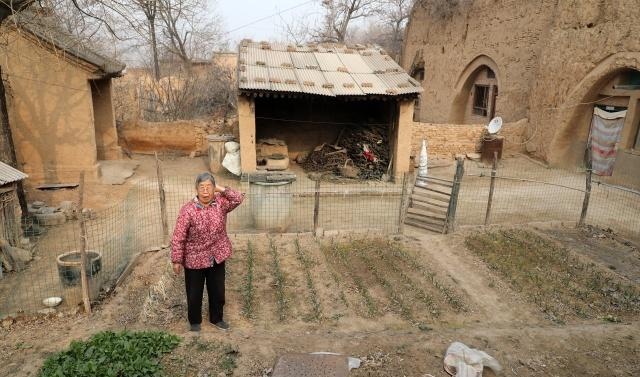 农村73岁老人独守百年黄土窑洞，她笑说住窑洞舒坦天天睡到自然醒