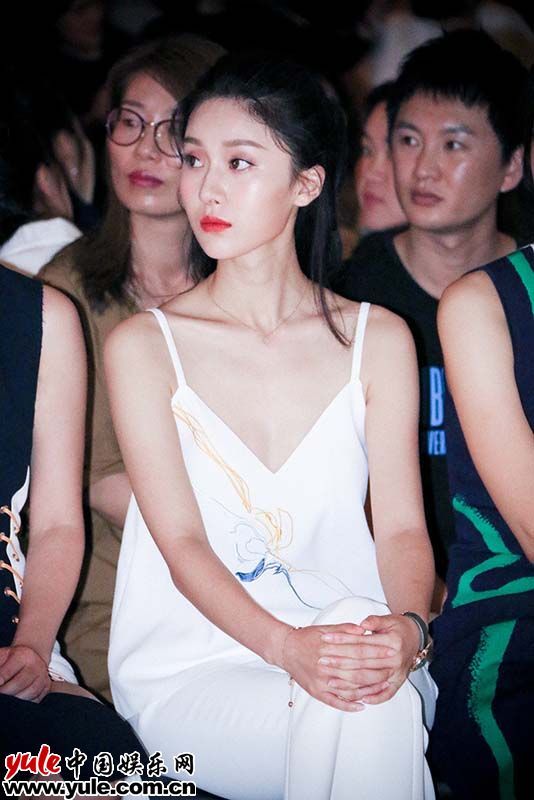 王子璇亮相时尚秀场 吊带装清凉上阵清新典雅