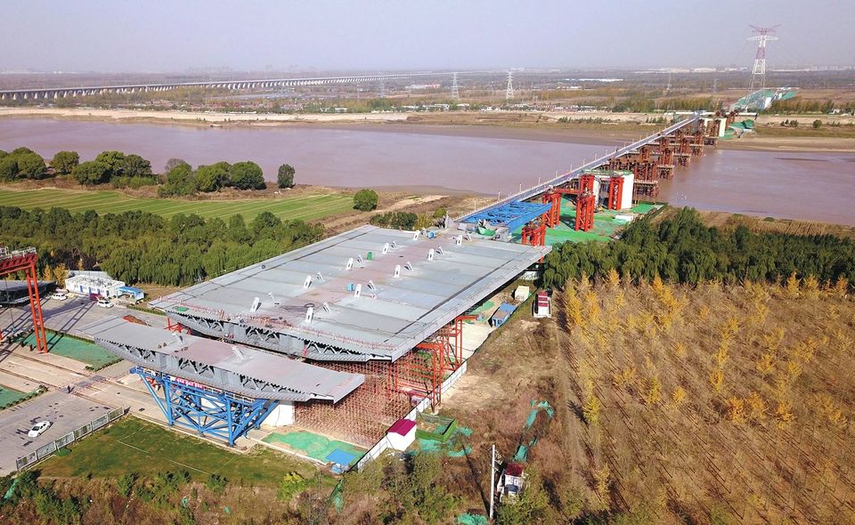  主桥■齐鲁黄河大桥主桥箱梁吊装平稳推进
