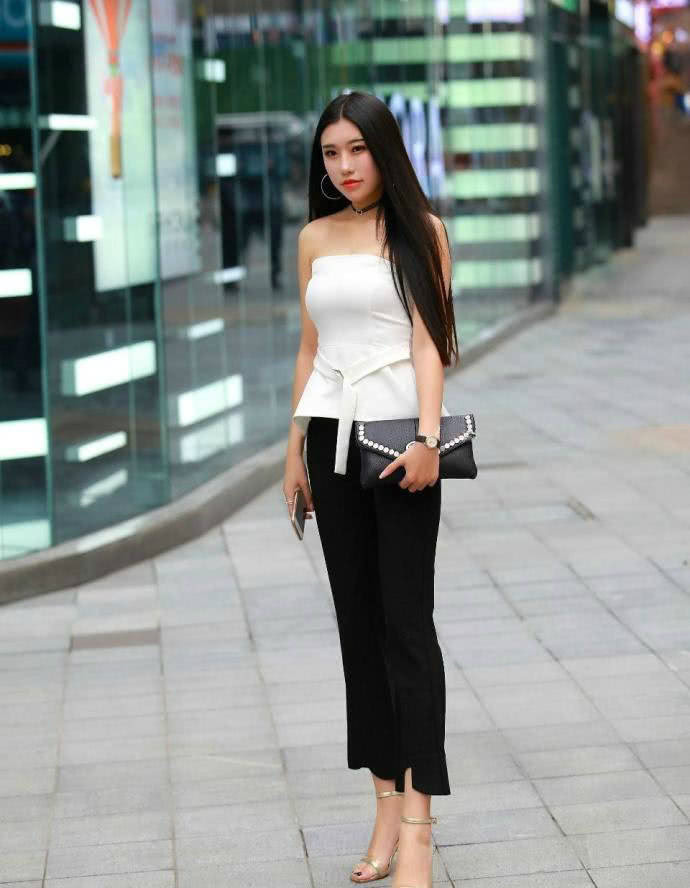 街拍：穿着时尚靓丽的小姐姐，高颜值美腿修长曲线性感！