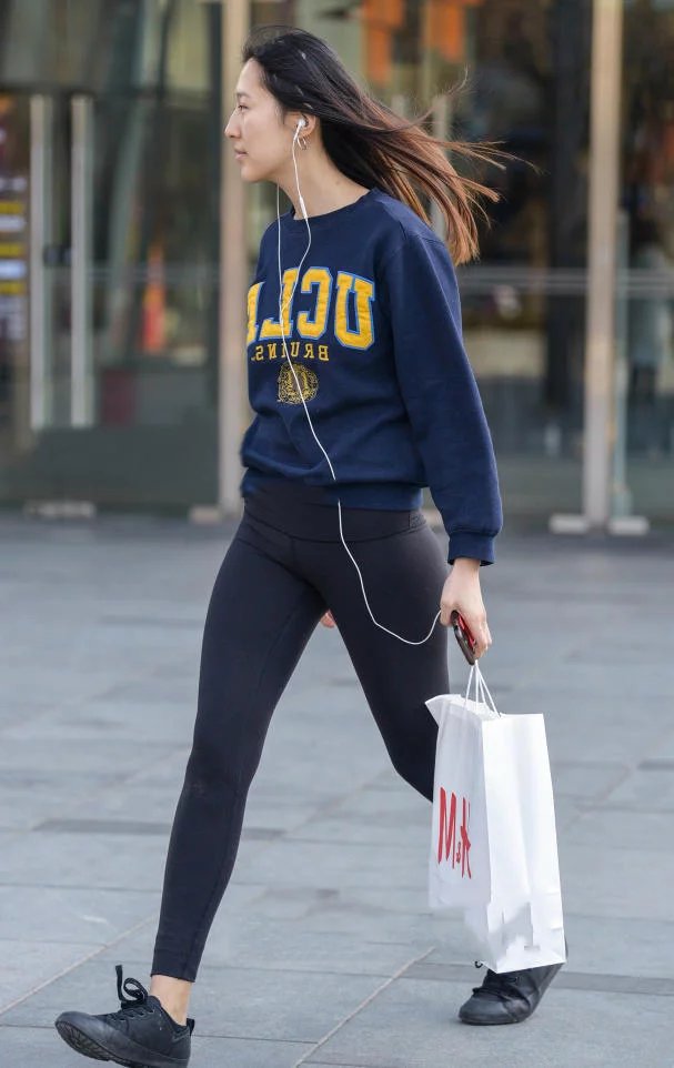 清秀小姐姐黑色紧身裤秀出修长美腿，摇摆的姿态很是撩人