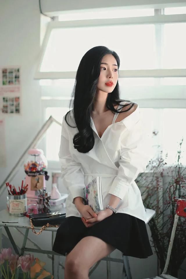  高跟鞋：高跟鞋简约搭配，看似简单却魅力无限