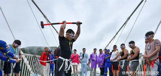 质疑中国张家界玻璃桥, 外国人一锤下去, 在场所有人都尴尬了