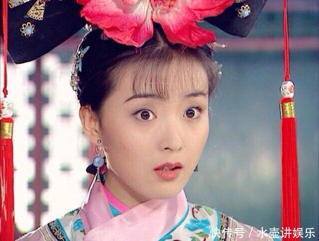 王艳素颜现机场，穿开叉阔腿裤潮范十足，可依旧没能扛住岁月啊！