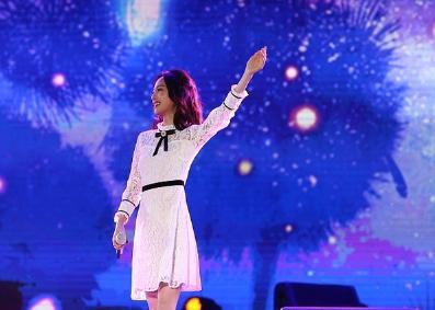 张韶涵也会72变？演唱会造型，惊呆了我的双眼！