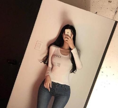  看起来@美女穿牛仔裤潇洒不失优雅，尽显美好曲线，很有女人味！