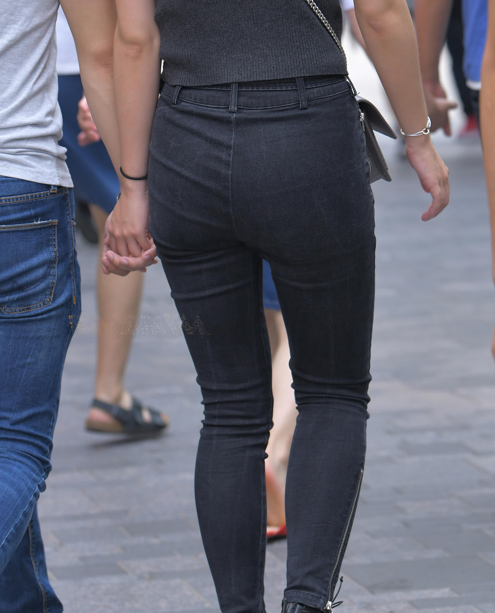 气质小姐姐紧身裤裹出饱满臀线，和男友街头秀恩爱不顾旁人