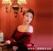 字肩礼裙@身穿露肩灯绒裙大秀性感身材,微胖“大嫂”真有料,被徐冬冬惊艳到了