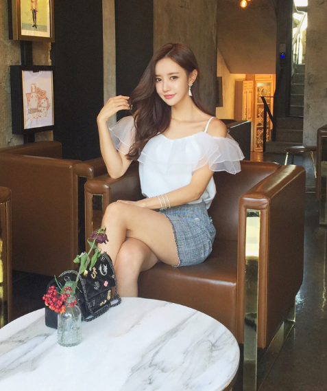 年轻很有韵味的紧身裙美女，成熟有气质