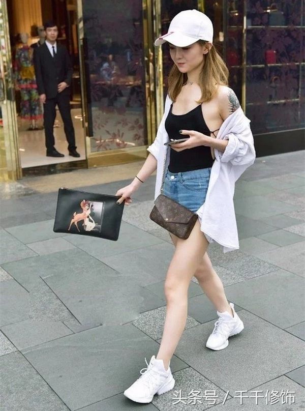 街拍:妹子身姿妖娆，甜美又带小性感