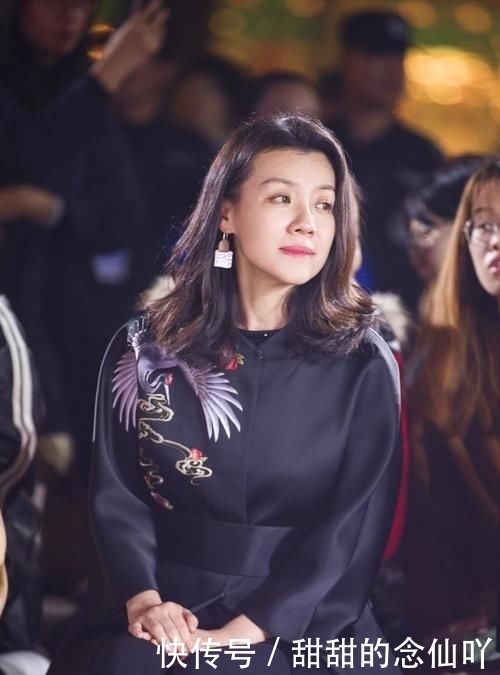  『显得整体』“德华”终于打扮！一袭黑色国风裙华丽大气，虽显胖但气质真好