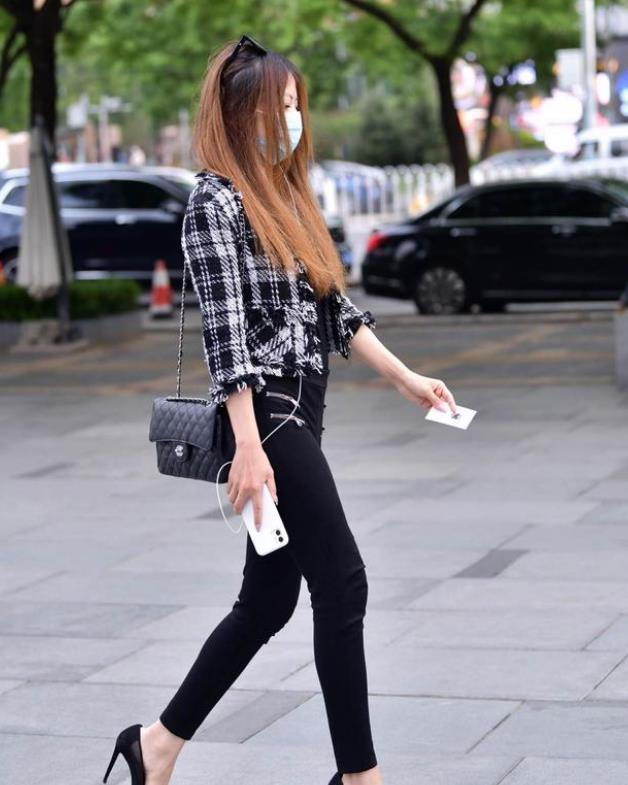 「半身裙」街拍:气质高雅的美女,一件白色上衣配酒红色半身裙,时尚女神范