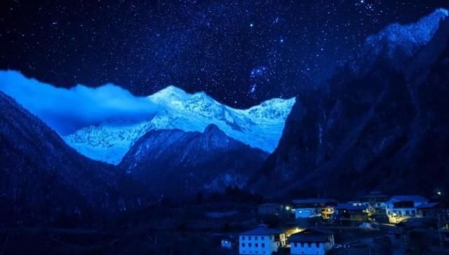 天堂向左,雨崩向右。不去天堂,就去雨崩