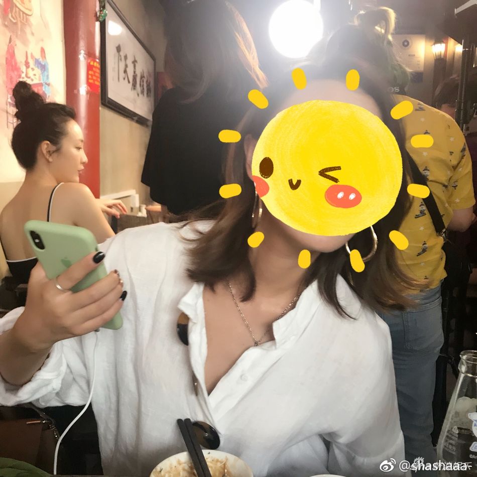 网友北京偶遇王鸥 替身边工作人员举伞遮阳超nice