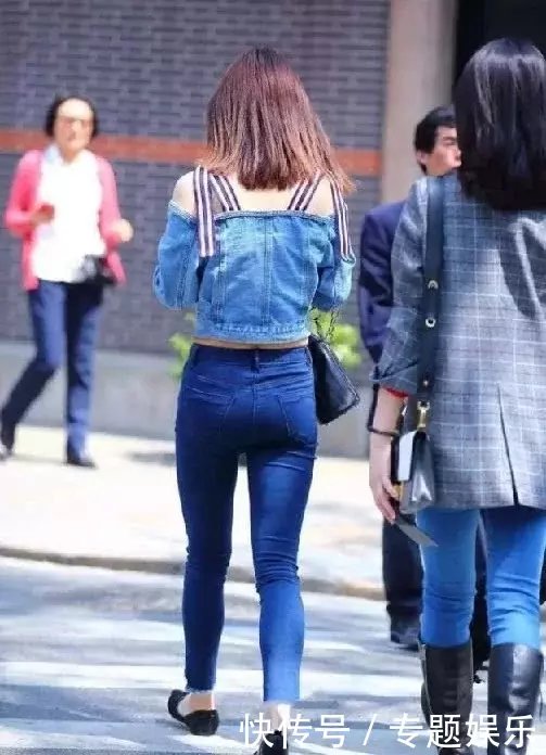 靓丽气质小姐姐，个性牛仔吊带装美搭蓝色弹力紧身牛仔裤，清凉一