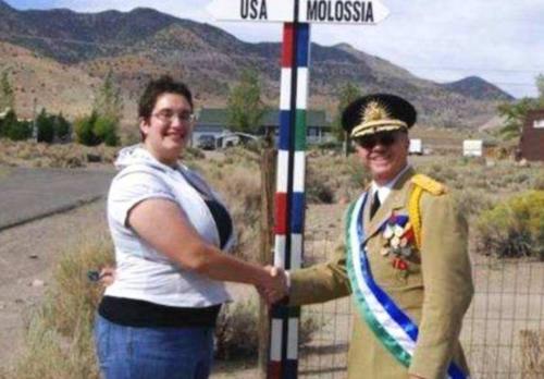 此国领土2.5万平方米,仅32个居民却五脏俱全,游客只能待三小时