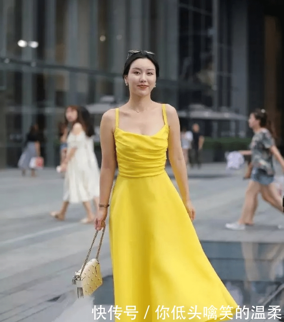  瞬间：黄色系的“仙女裙”，让阿姨瞬间年轻10岁，散发出仙女气质