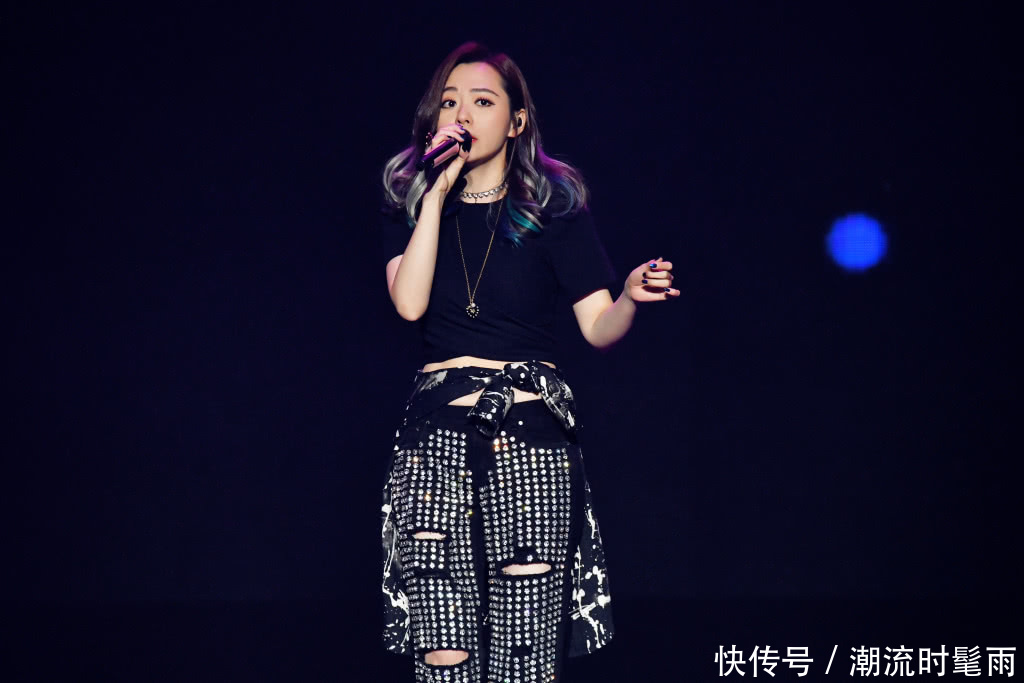 张靓颖短裤短到看不见,胯部以下全是腿,网友:女神好拼啊!