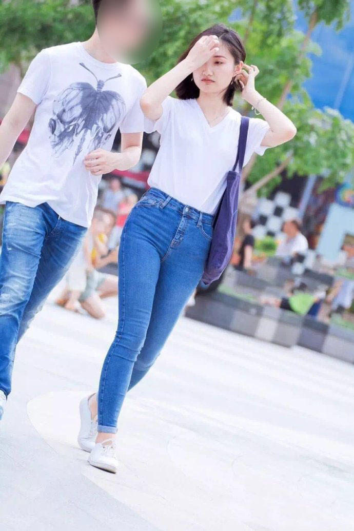 街头偶遇蓝色紧身牛仔裤小姐姐，阳光灿烂得就像夏日里的百合花