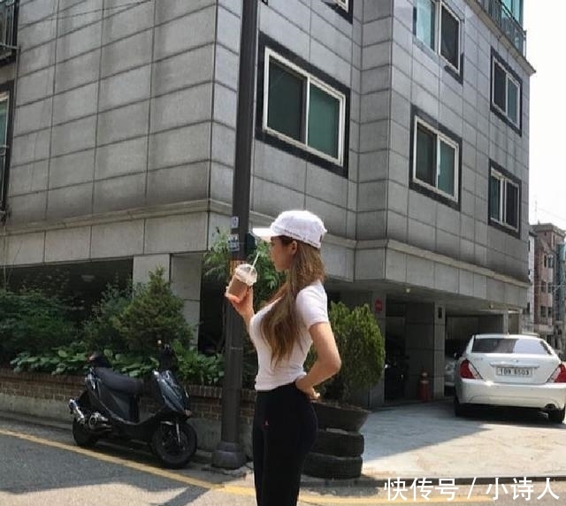 「优雅」牛仔裤小姐姐,身材苗条魅力十足,更显青春靓丽!