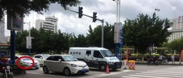  建议■开车在直行右转道上等绿灯，遇到后车催促怎么办？建议提