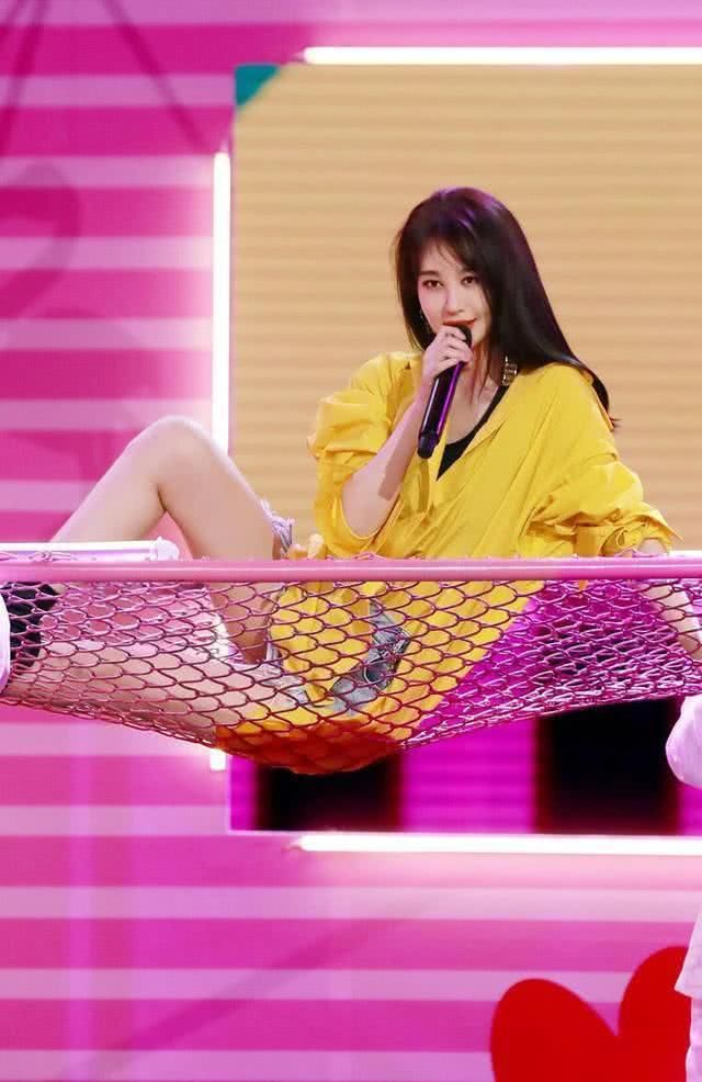 李菲儿登台热舞，原来除了蜜桃臀，她的这个部位最性感！