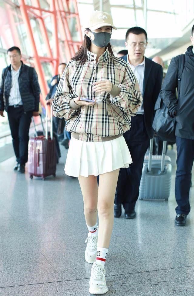 李菲儿这裙子够短了，还要剪个叉！网友：不露腰了，又拿腿来说事