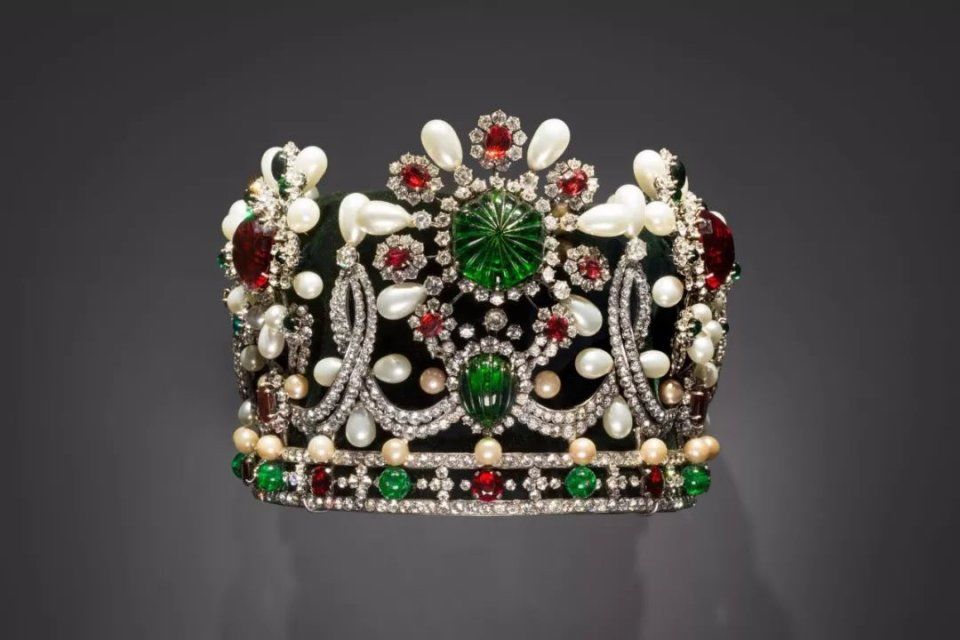 传奇| 八段婚姻和盛世美颜不是重点，她的珠宝才让人大开眼界