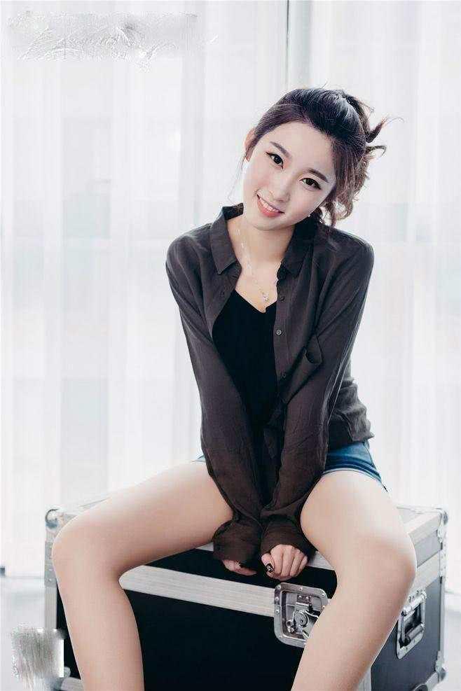 紧身裤穿出妹子的温婉女人味，更显性感美腿迷人的身姿