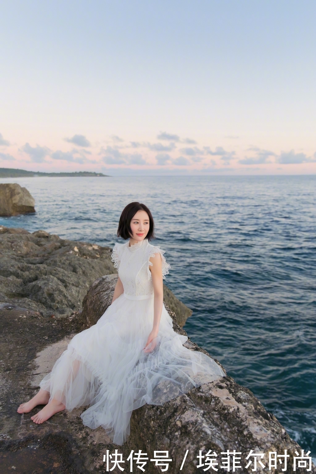 舒畅难得性感一回,穿深V礼服亮相,网友:女神露一点不要紧!